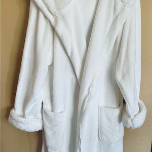 NEW Bee & Willow Robe